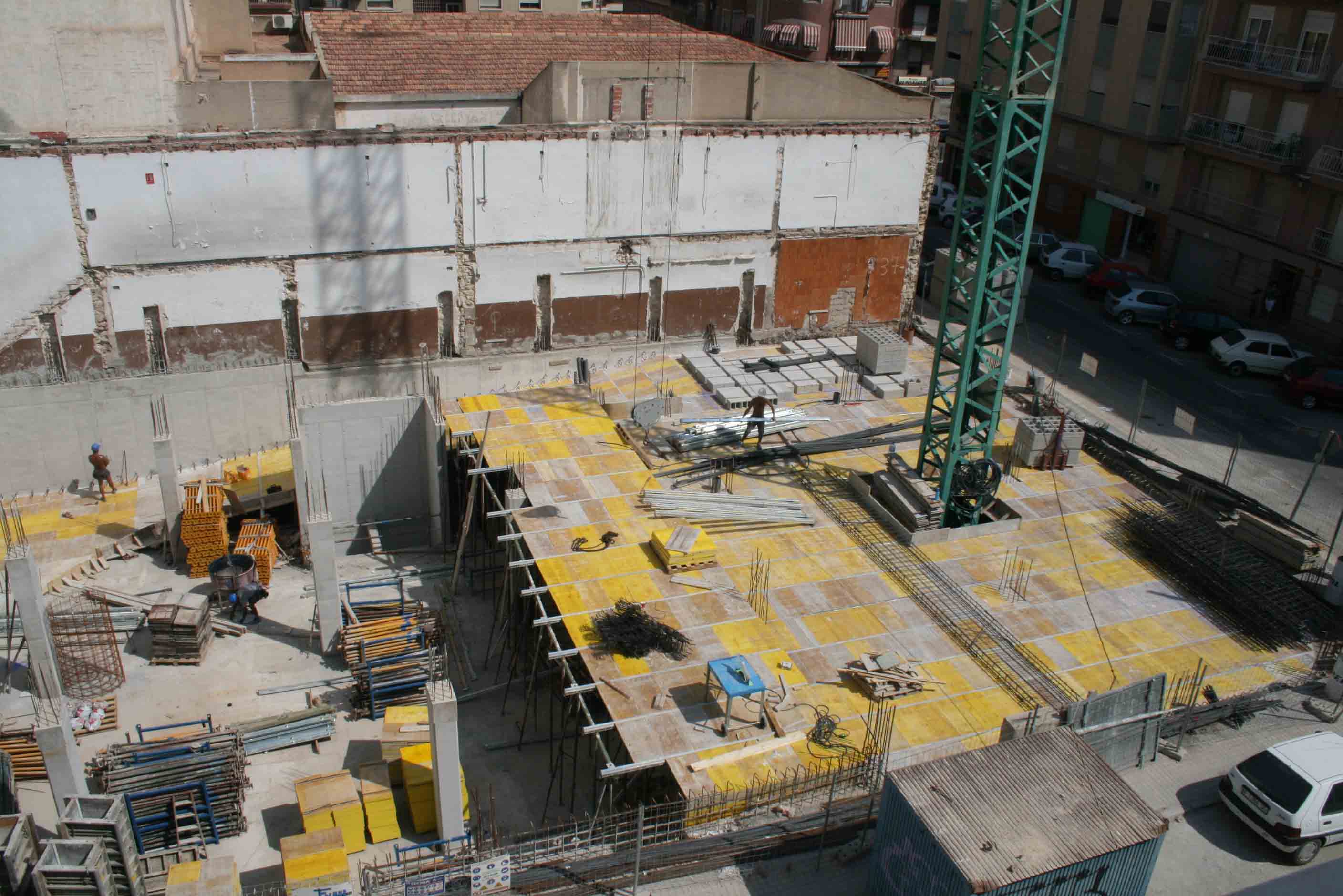 Edificio de 27 viviendas y locales en C/ Fernanda Santamaría, esq. C/ Capitán Baltasar Tristany, de Elche.